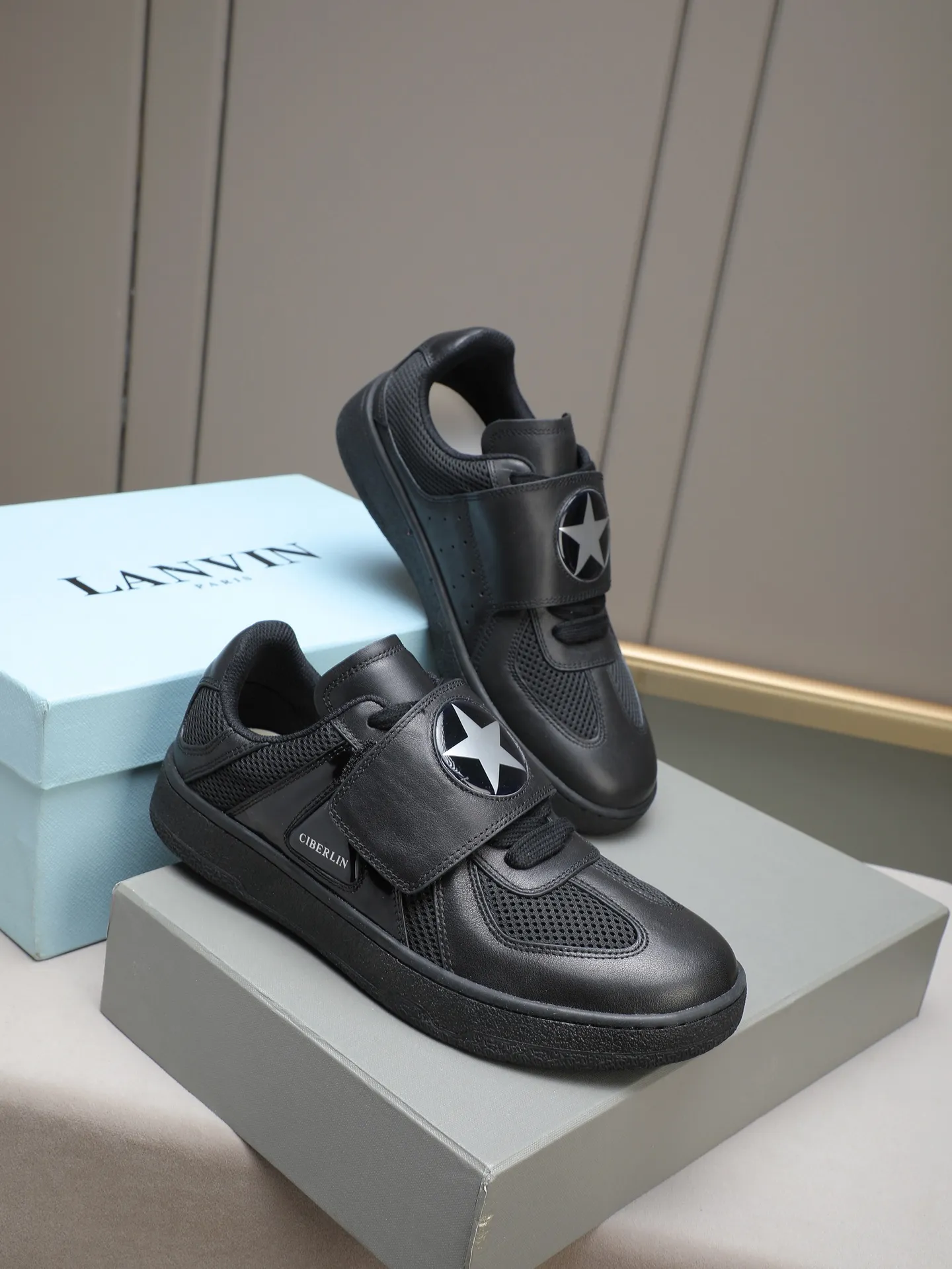 Men's shoes 💰600 [LANVIN] The latest fashionable item! High quality CLAY series‼ ️ The latest trendy products of the season 🌈Many bloggers have planted grass and purchased the original open-mold customization. The upper and outsole are sewn with mark threads without edge sealing. Multiple material splicing combination design. Very versatile for fashionable and casual wear. Comfortable on the feet. Self-recommended. Upper cowhide + cow suede + breathable mesh lining. Foot-padding cowhide. Exclusive original open-mold clear logo rubber outsole ⚠️38-44 (customized for 45)